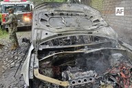Atienden incendio de vehículo en la carretera hacia El Naranjal; localizan al interior a dos personas sin vida