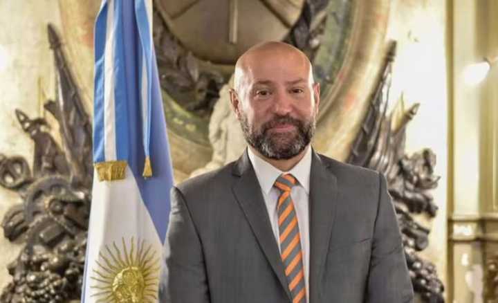 Milei echó al que acusó a su hermana de coimera