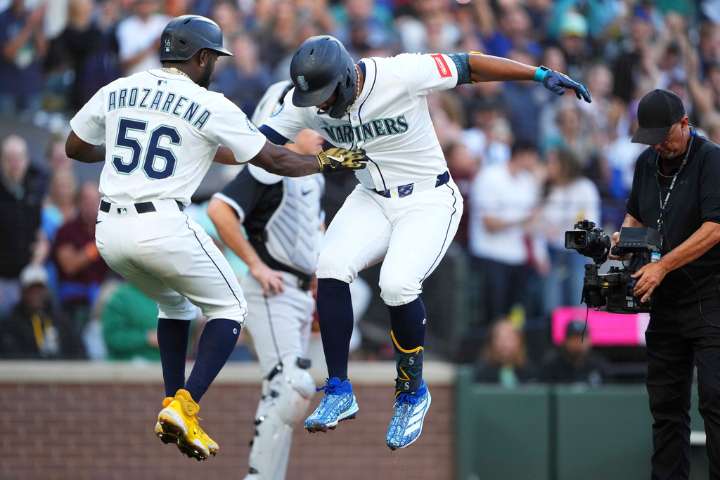Mariners hold off White Sox 8