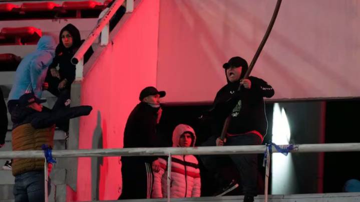 Qué significa que Conmebol haya "cancelado" el partido entre Independiente y U. de Chile tras los incidentes en las tribunas