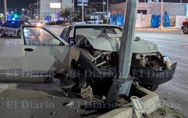 Automóvil se estrella contra poste en San Felipe