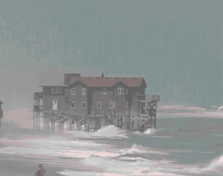 Las casas de Rodanthe se encuentran bajo el oleaje creciente mientras se acerca el huracán Erin
