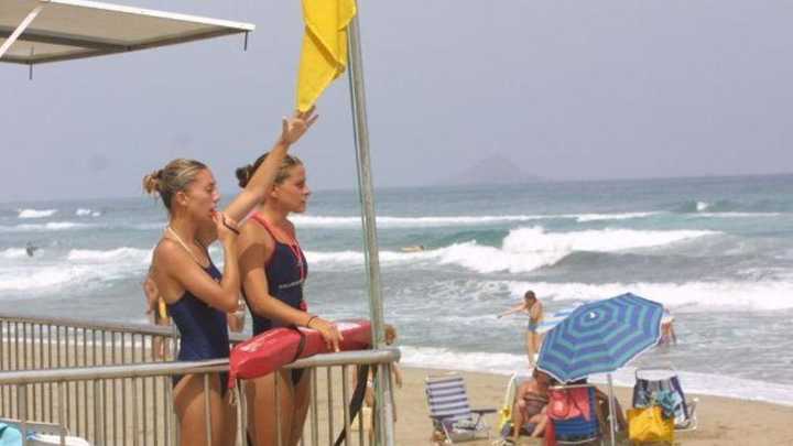 Las banderas amarillas se hacen ver en las playas murcianas