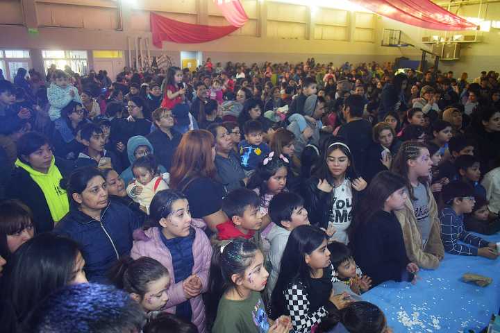 Cientos de familias disfrutaron del Día de las Infancias en el gimnasio Indio Nicolai