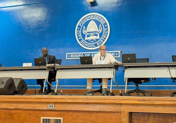 School administrators have no confidence in new superintendent