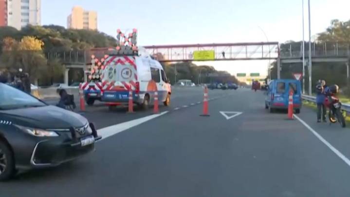 Accidente y caos en General Paz: un policía perdió el control de su moto, chocó contra la banquina y murió