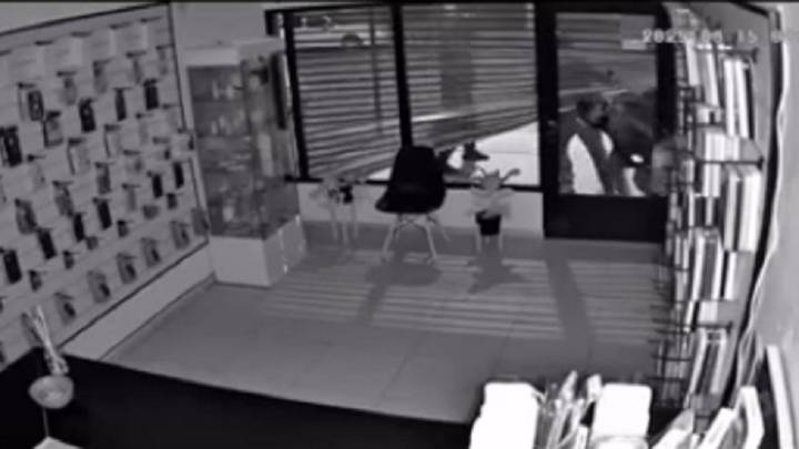 Motochorros destrozaron la entrada a un local de venta de celulares en pleno centro
