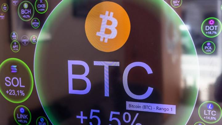 Bitcoin bate un nuevo récord y se dispara ante una posible rebaja de tipos