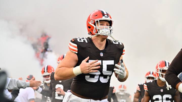 Browns center Ethan Pocic leaves game with knee injury