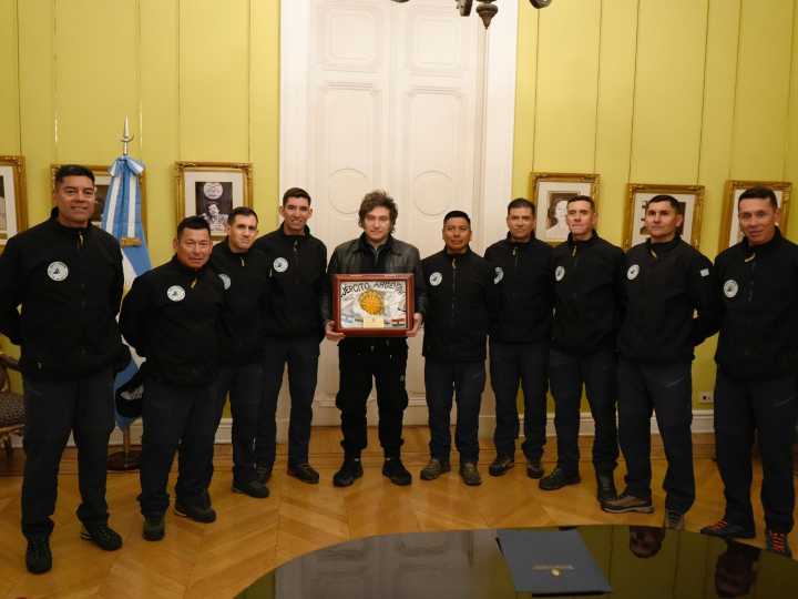 Javier Milei felicitó en la Casa Rosada a los militares que hicieron cumbre en un monte del Himalaya: "El logro lo dice todo"