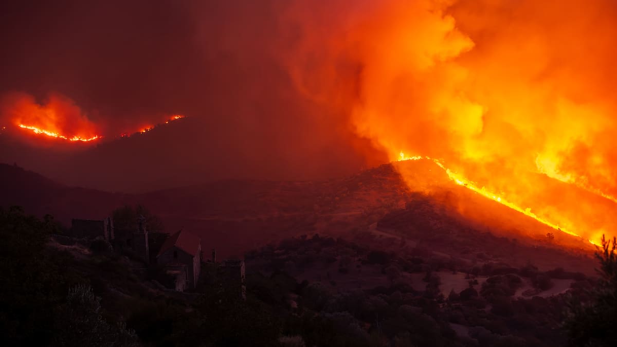 El calor y las tormentas eléctricas empeoran los incendios de Portugal, Grecia, Albania y Montenegro