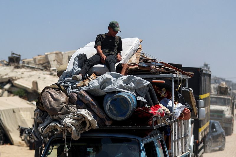 Thousands of Palestinians leave Gaza City fearing Israeli offensive
