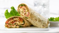 Mujer demanda a su restaurante favorito en Nueva York por insólito elemento encontrado en su wrap