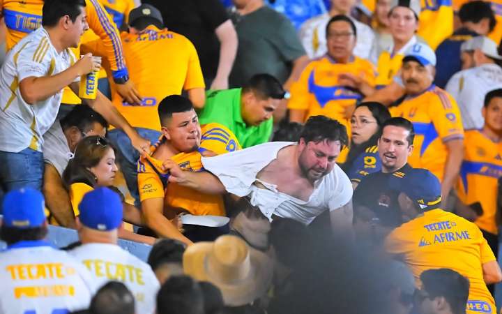 Detienen a aficionados rijosos en el Tigres vs. América