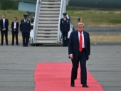 Trump genera dudas sobre su salud tras tambalearse en cumbre con Putin en Alaska