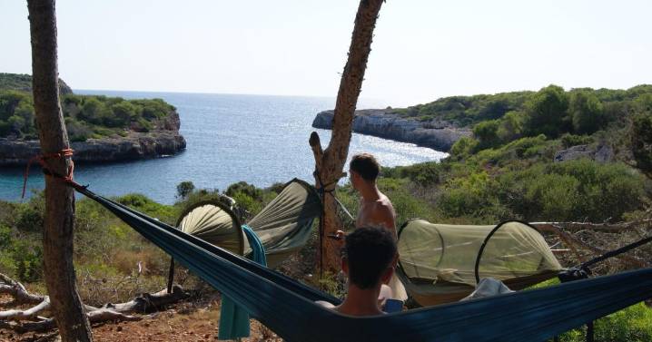 Cinco creadores de contenido apasionados de la aventura duermen a la intemperie para presenciar la final del ‘Cliff Tour’