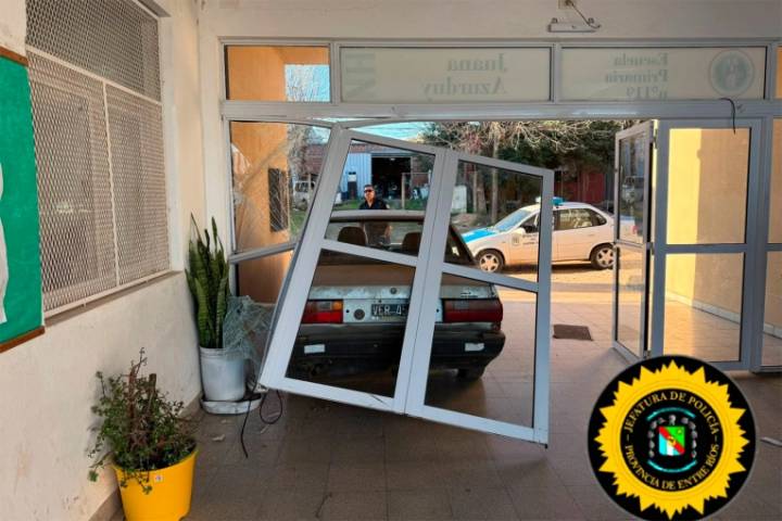 Un auto sin conductor impactó contra el portón de una escuela