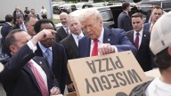 VIDEO: Trump reparte pizzas a los agentes que refuerzan la seguridad de Washington D.C.