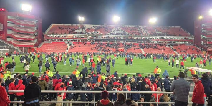 El comunicado de la Conmebol tras la barbarie en Independiente-Universidad de Chile que obligó a la cancelación del juego