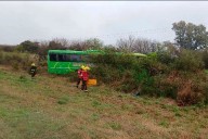 Colectivo despistó en Ruta 12 tras embestir una cubierta desprendida de un camión