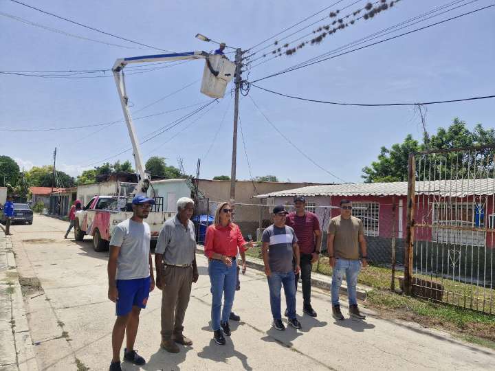 Supervisan avances de electrificación en barrio Los Cerritos de Los Guayos