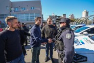 Julián Álvarez, Leandro Decuzzi y Javier Alonso presentaron 21 nuevos móviles policiales para Lanús