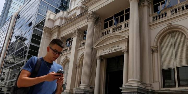El volumen operado en el dólar despertó las sospechas de que hubo compras de dólares “en bloque” del Tesoro