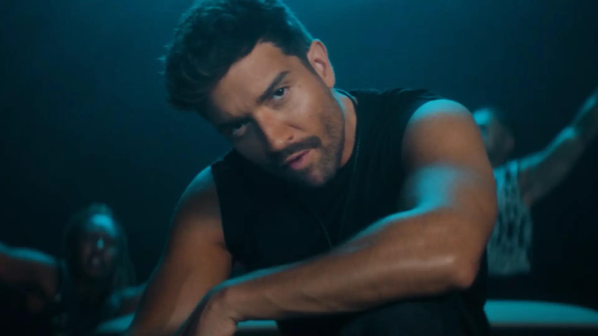 Pablo Alborán se libera de una relación acabada a ritmo de country en 'Vámonos de aquí', su nueva canción