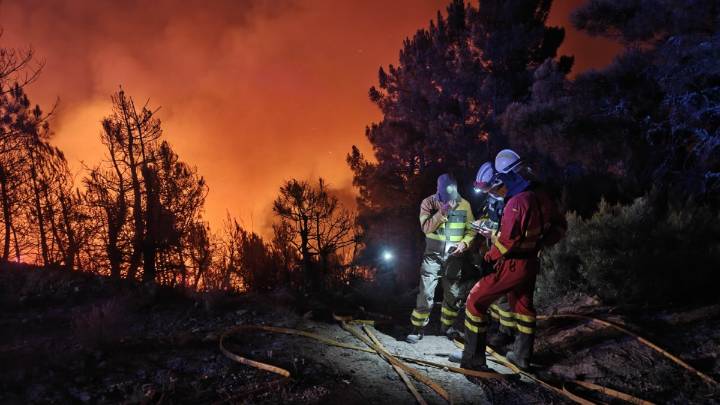 Los incendios de Las Médulas y La Cabrera en León se juntan: así ataca la UME el fuego