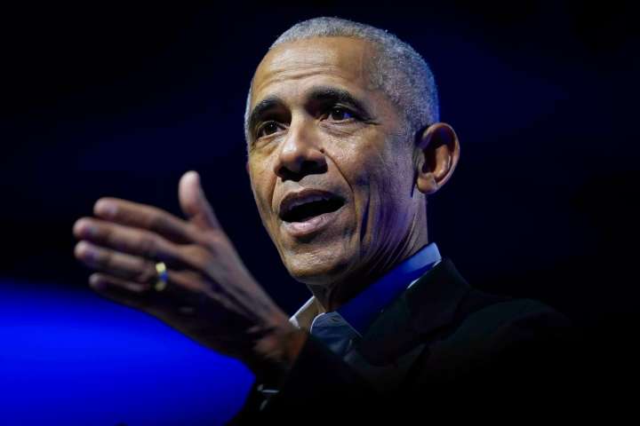 Obama stays in political fray as Democrats look for new leader