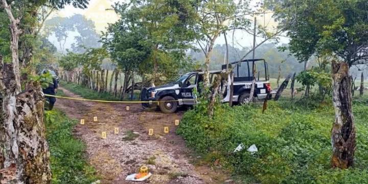 Sujetos armados que viajaban en más de 10 vehículos desarmaron y golpearon a policías municipales en Tabasco