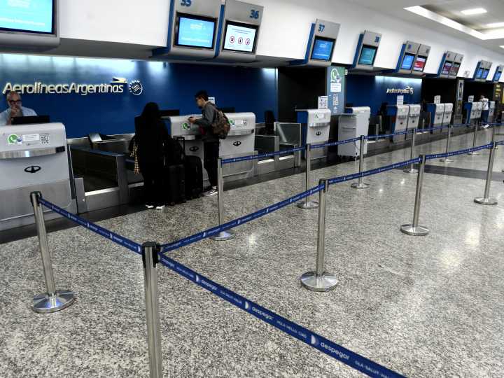 Los controladores aéreos suspendieron el paro del jueves, pero mantienen el del sábado 30