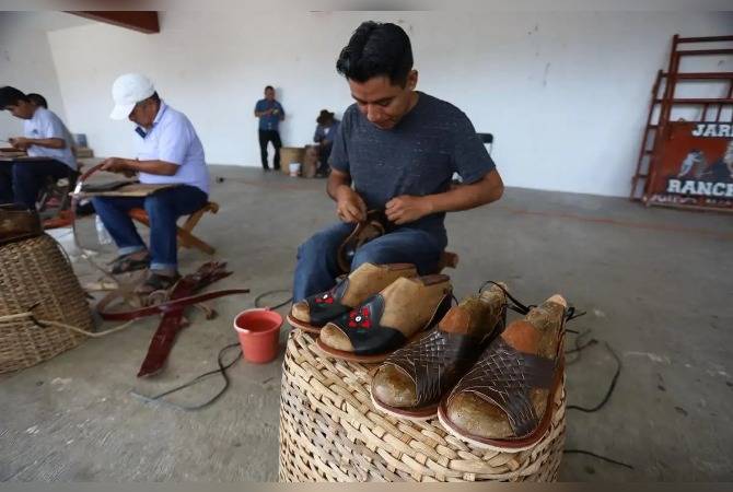 Adidas se disculpa frente a indígenas de Oaxaca por «inspirarse» en sandalia para un diseño