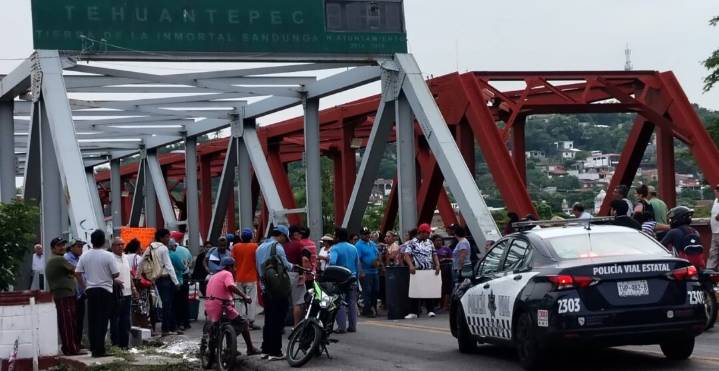 Bloqueo en Puente de Fierro por crisis de agua en El Barrio de la Soledad en Tehuantepec