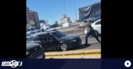 Un policía se enojó con un conductor, se bajó del auto y lo amenazó con un arma