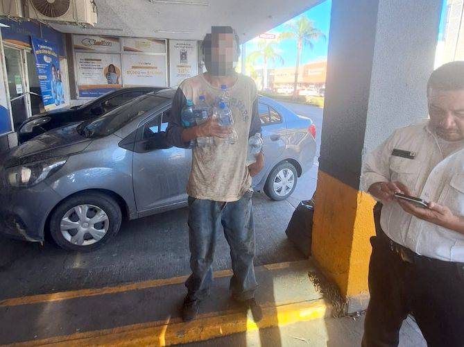Indigente ‘de las aguas’ no deja de molestar a comerciantes