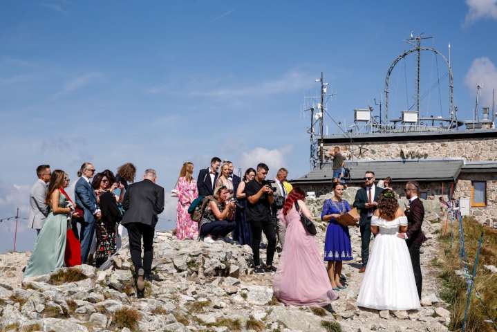 Miss Manners: Is it selfish or rude to hold your wedding at an expensive travel location?