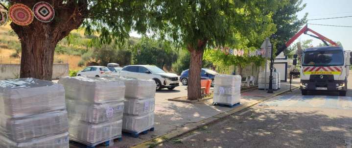 Dos camiones cisterna y 10.000 litros de agua embotellada donada para los vecinos de Navalmoralejo y La Estrella, afectados por el incendio