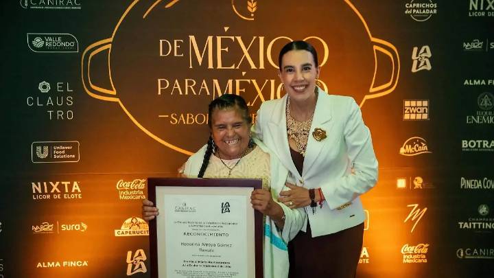 Recibe doña Honorina el Premio al Mérito Restaurantero 2025