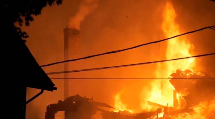 Rabbi’s family escapes as N.J. synagogue collapses in fire: video