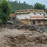 Rain halts rescue operation after Pakistan floods kill hundreds