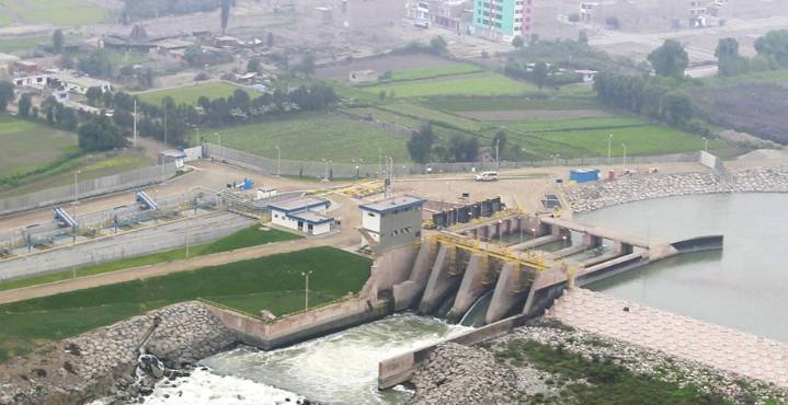 Descartan desabastecimiento de agua tras derrame de petróleo