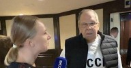 La comentada sudadera con las siglas de la Unión Soviética del ministro de Exteriores ruso a su llegada a Alaska