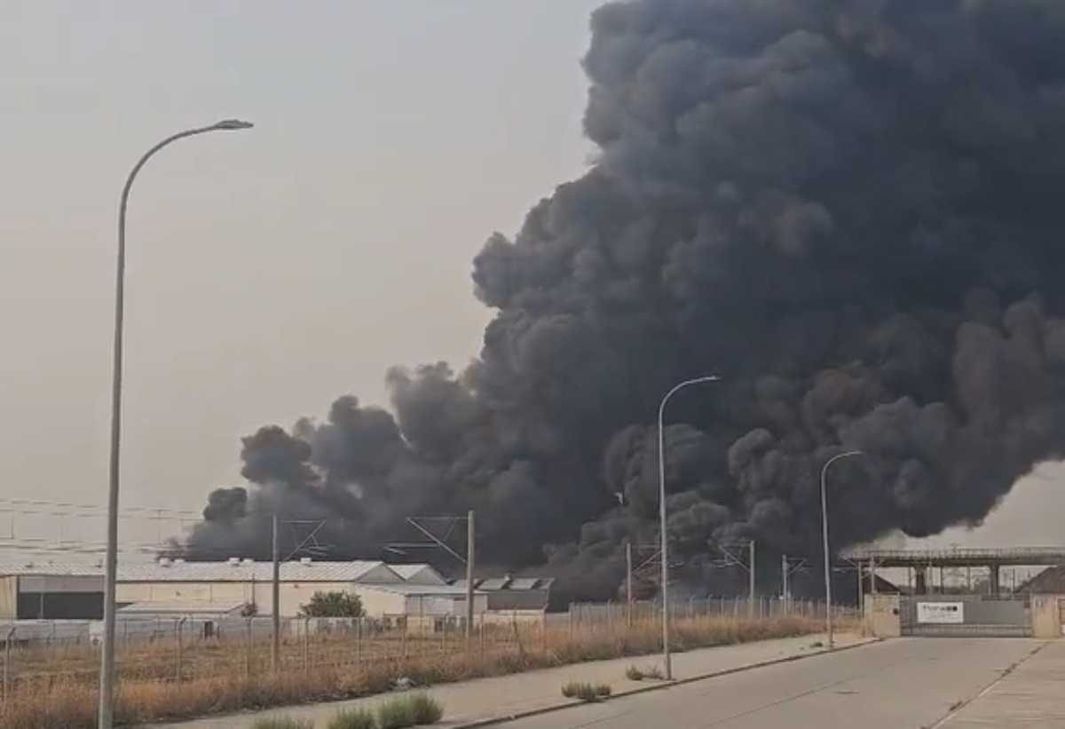 Los bomberos acotan una zona del incendio de Yeles (Toledo), que se ha extendido a tres naves
