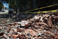Saltillo: bolsas, sillas y hasta colchones causan socavón y caída de una barda tras lluvias (VIDEO)