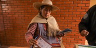 El Tribunal Supremo Electoral de Bolivia llamó a los ciudadanos a votar sin celulares en medio de denuncias de coacción