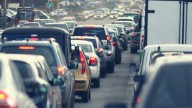 Cambios radicales en las carreteras: la DGT obligará a crear un carril de emergencia y enviará alertas instantáneas
