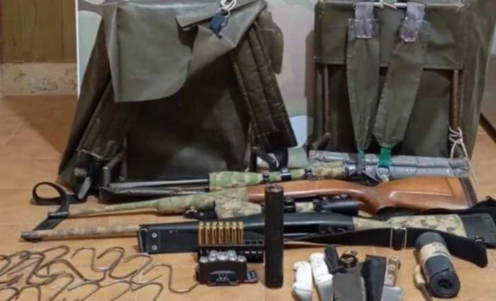 Demoraron a dos personas y secuestraron armas