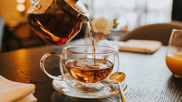 Pide 30 tazas de té, obliga al transportista a escribir su nombre en cada una de ellas y dos años después llama el karma a la puerta