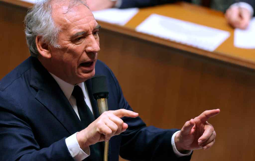 Franceses parecen favorecer caída del primer ministro Bayrou